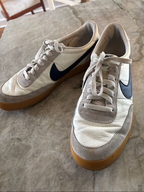 Nike Low-Top Sneakers in White, Navy & Gum
